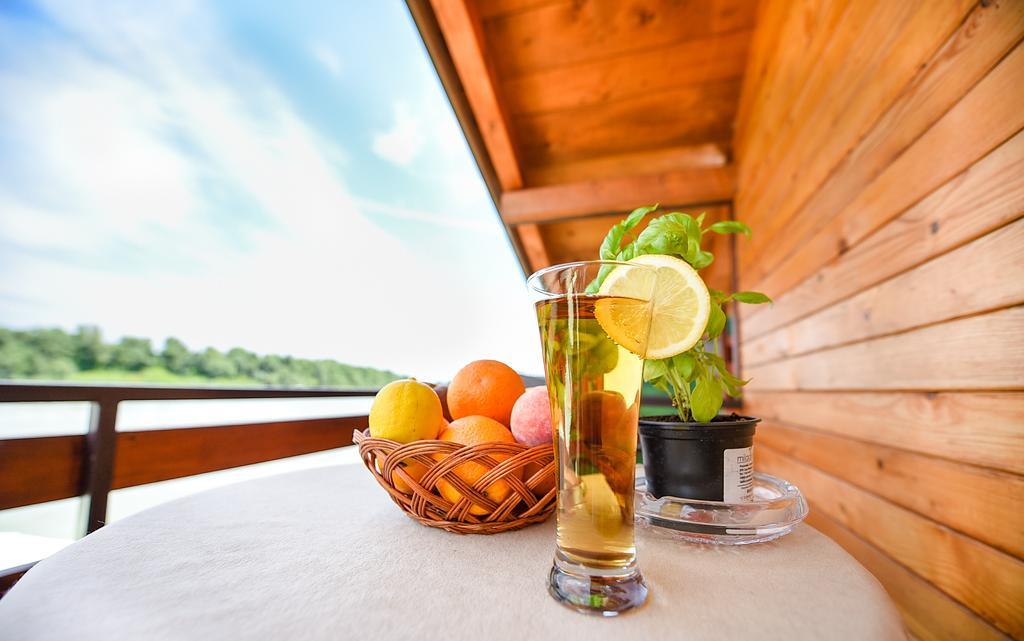 San Art Floating Hostel & Apartments Белград Экстерьер фото