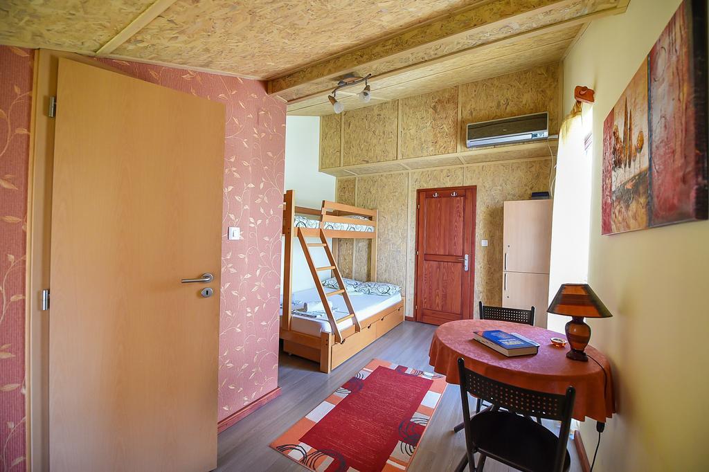 San Art Floating Hostel & Apartments Белград Экстерьер фото