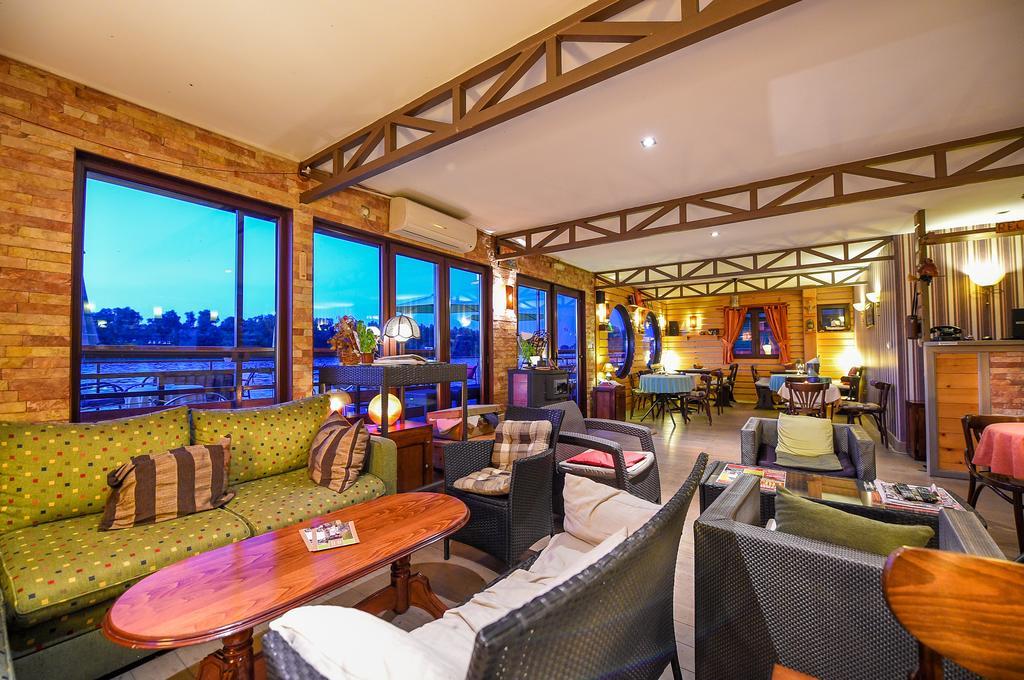 San Art Floating Hostel & Apartments Белград Экстерьер фото