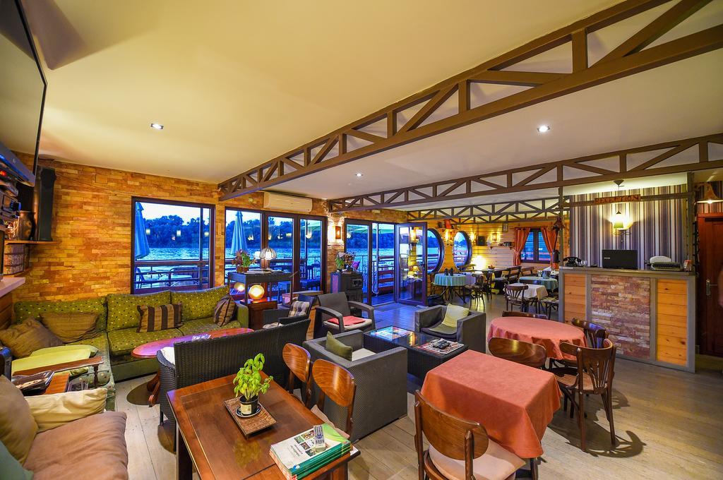 San Art Floating Hostel & Apartments Белград Экстерьер фото