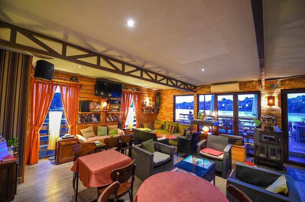 San Art Floating Hostel & Apartments Белград Экстерьер фото