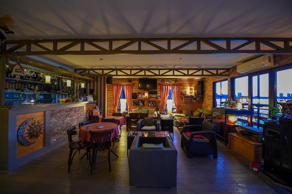 San Art Floating Hostel & Apartments Белград Экстерьер фото