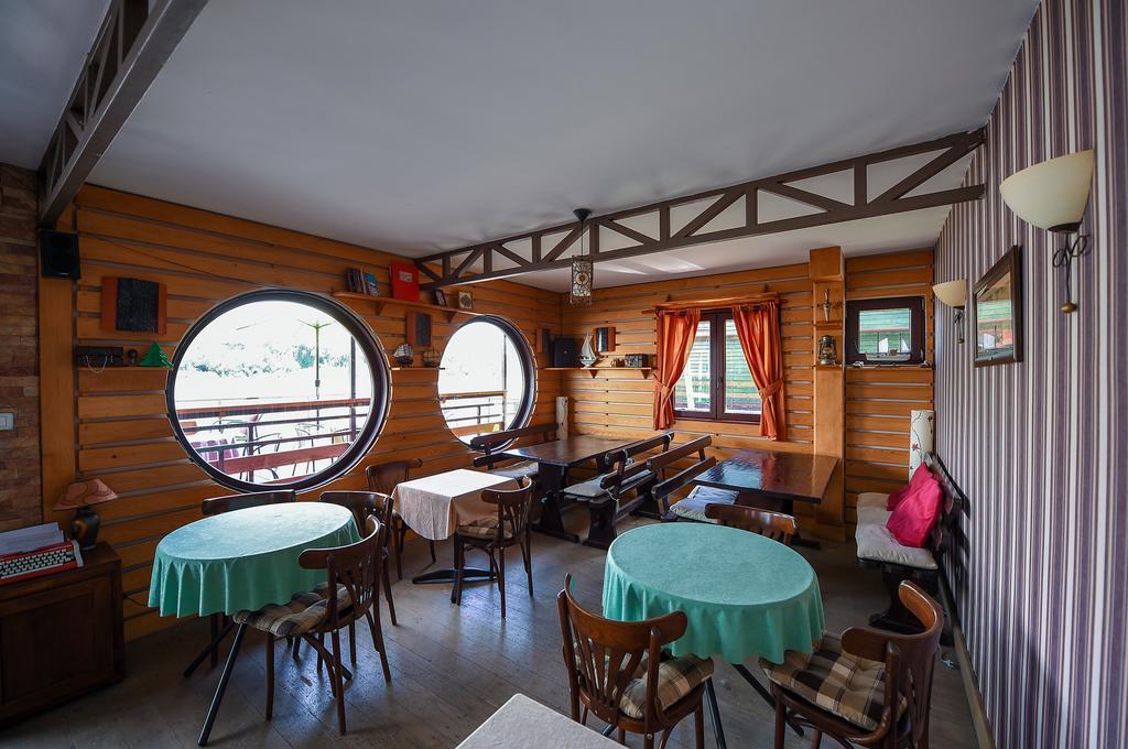 San Art Floating Hostel & Apartments Белград Экстерьер фото